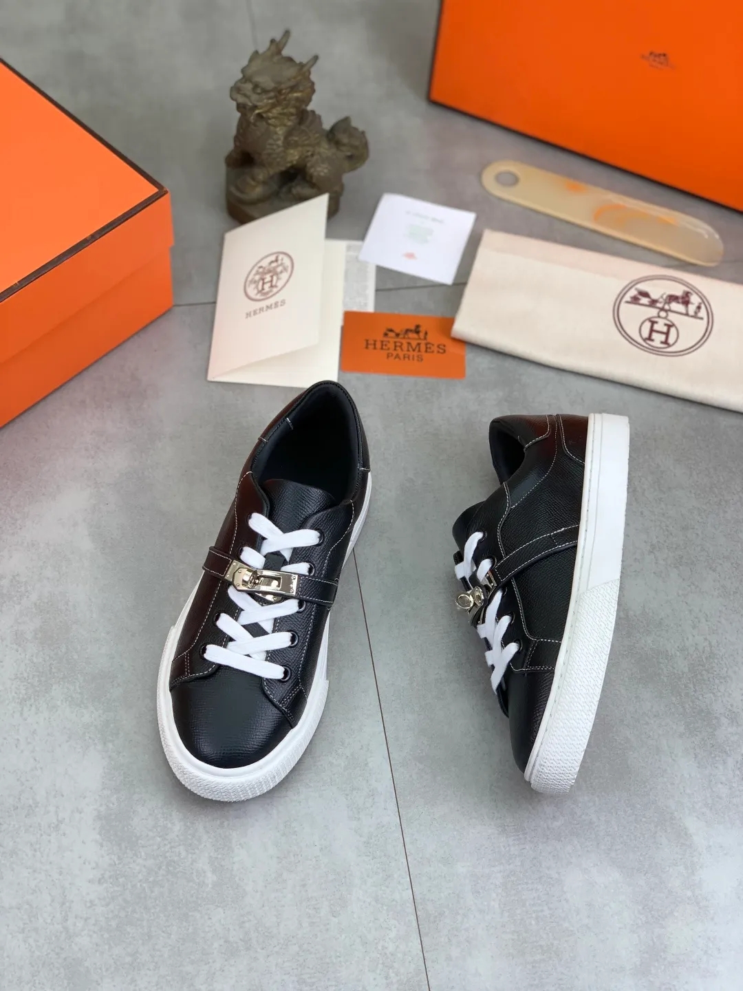 Men's men's shoes 💰P640 New Hermes top version Hermès classic couple style #𝐊𝐞𝐥𝐥𝐲 buckle casual white shoes skateboard shoes that will not conflict with shoes at all. Full of unknowns, Hermès rarely produces flat casual shoes and they are paired with classic palladium-plated Kelly shoe buckles! You'll fall in love with it at first sight. It's super versatile and can be worn with any skirt or pants. 🉑️Close your eyes and wear it. It's super noble. Fabric: Specific cowhide/canvas material. Lining: Sheepskin lining. Outsole: Original molded TPU outsole. Size: 35-45.